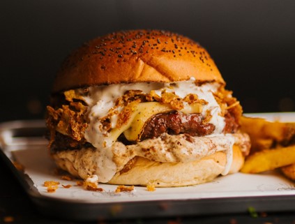 Quesos TGT y el restaurante La Sagrada presentan unahamburguesa efímera con Roncari Blue de oveja comoprotagonista