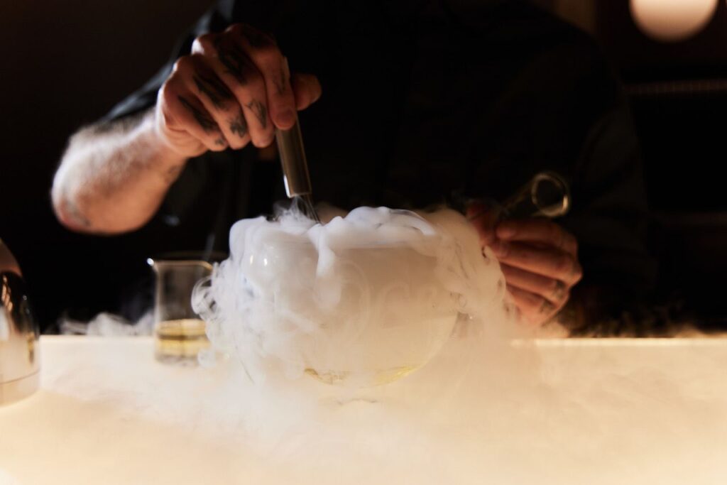 Kyara, la coctelería postmoderna en Barcelona, redefine experiencias con creatividad de Mónica Berg y Alex Kratena.