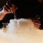 Kyara, la coctelería postmoderna en Barcelona, redefine experiencias con creatividad de Mónica Berg y Alex Kratena.
