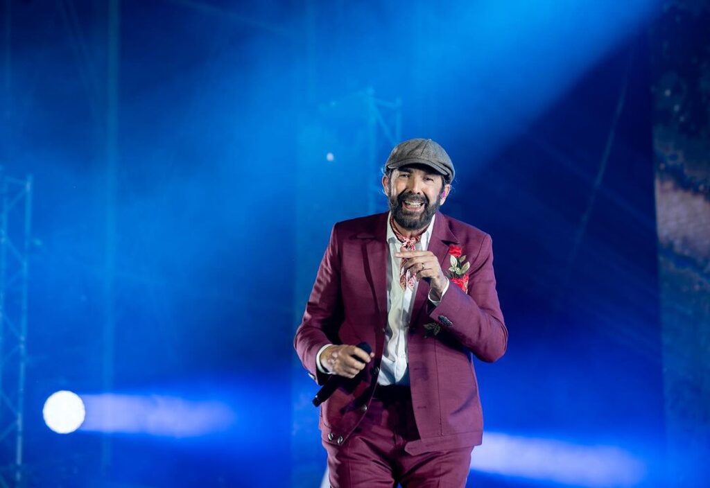 Juan Luis Guerra inicia su gira en España con un concierto en el Palau Sant Jordi, Barcelona.