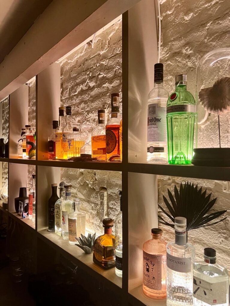 Aldea: una experiencia gastronómica y de coctelería en el corazón de El Born, Barcelona