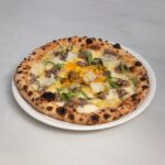 Parking Pizza Lanza una nueva pizza en colaboración con Petramora y Rooftop Smokehouse