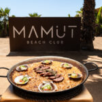 Mamut Beach Club presenta un menú de calçots ilimitados y alcachofas frescas del Parc Agrari del Baix Llobregat