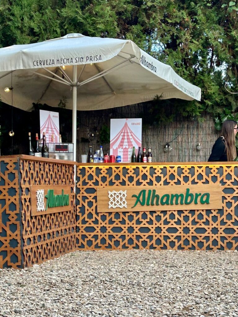 Barcelona en las Alturas celebra su 30ª edición junto a Cervezas Alhambra, que conmemora su centenario.
