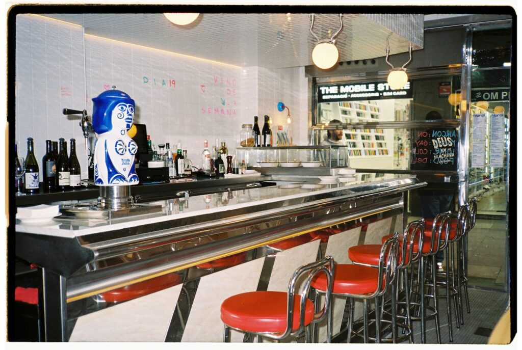 Taberna Nardi entra en escena como la marisquería atrevida del Grup Amicks en el corazón del Born, Barcelona.