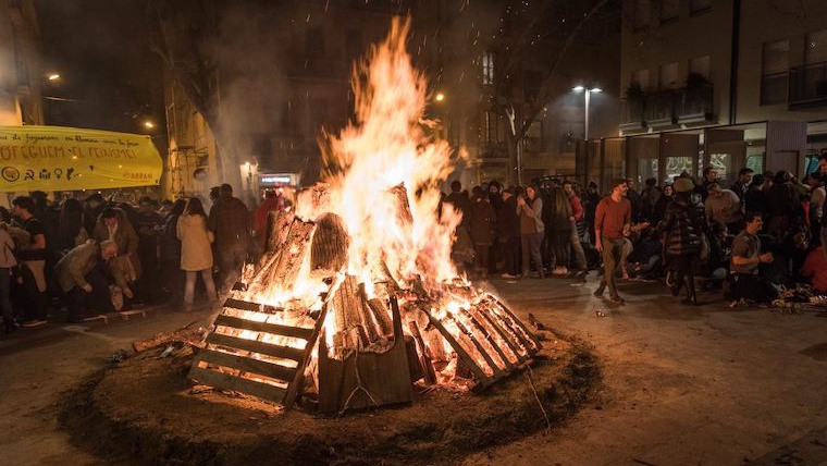 Foguerons de Sant Antoni de Sa Pobla en Gràcia el 31 de enero