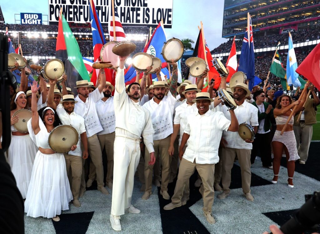 Bad Bunny lleva la unidad global y el orgullo latino al escenario del Apple Music Super Bowl LX Halftime Show