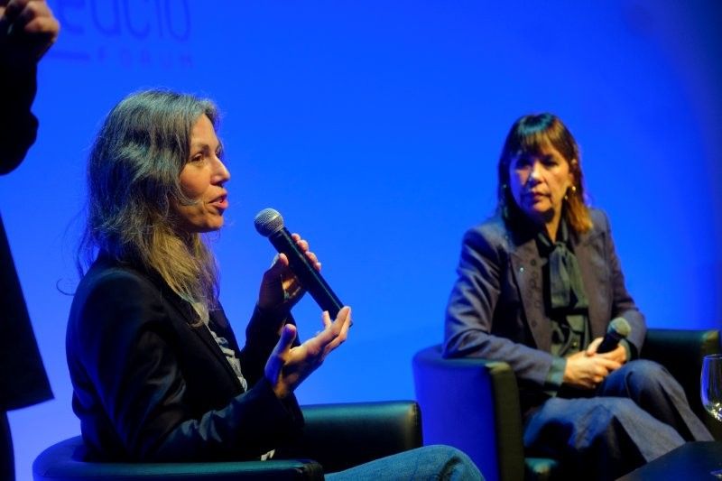 En el marc del Cornellà Creació Fòrum, la cineasta Mabel Lozano i la periodista experta en tecnologia Marta Peirano han protagonitzat una trobada titulada No se mueve, no habla