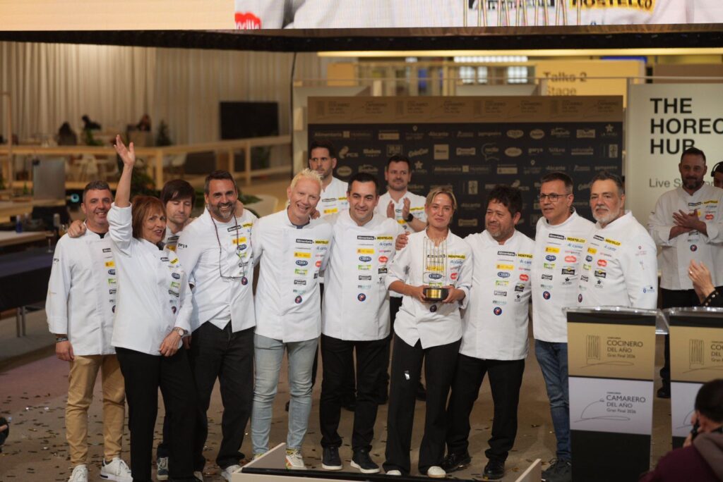 Paula Gutiérrez, de Tayta Restaurante (Salamanca), ganadora del Concurso Cocinero del Año 2026 Javier Gil, del restaurante Gaytán (Madrid), triunfa en el Concurso Camarero del Año 2026