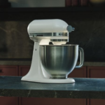 KitchenAid redefine la cocina en casa con innovaciones para 2026: el nuevo modelo Artisan Plus, accesorios para pasta y la Batidora Pure Power.