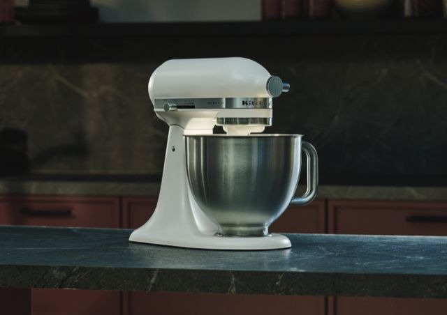 KitchenAid redefine la cocina en casa con innovaciones para 2026: el nuevo modelo Artisan Plus, accesorios para pasta y la Batidora Pure Power.