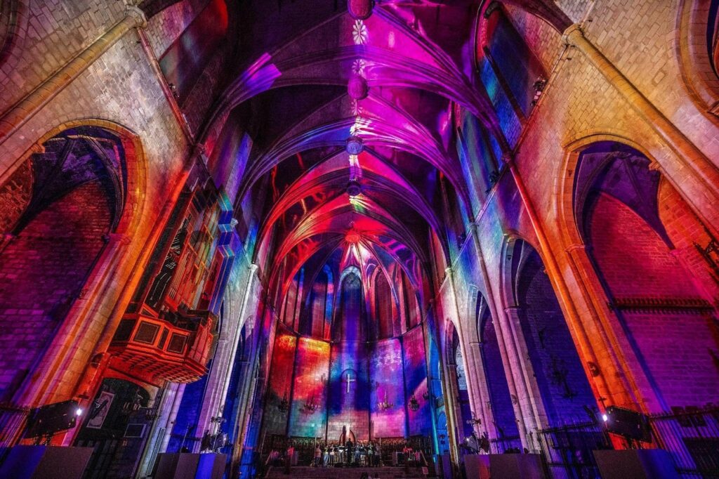 LUMINISCENCE | La Basílica del Pi es converteix en l’escenari d’una experiència immersiva única de llum i música reconeguda amb premis