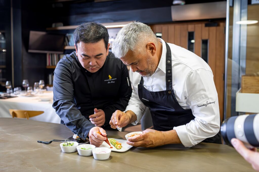Singapore Airlines eleva la experiencia culinaria a bordo de sus vuelos directos entre Barcelona y Singapur con un exclusivo menú de temporada diseñado por el chef con estrella Michelin, Nandu Jubany.