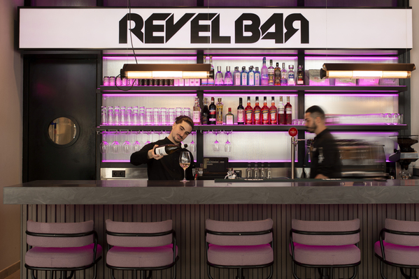CASA CUPRA Raval da la bienvenida a la temporada estival inaugurando una agenda de afterworks en colaboración con su socio gastronómico, Grupo No Hay Mañana