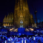 La ceremonia de bendición de la Torre de Jesucristo en la Sagrada Familia concluyó con un tributo a Antonio Gaudí, conmemorando el centenario de su fallecimiento.