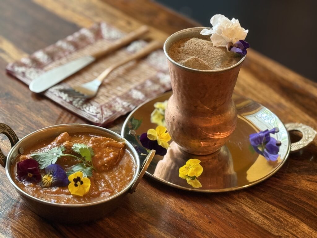 Mayura invita a un viaje sensorial a la India a través de una combinación de cocina tradicional y coctelería de autor