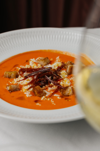 Jacqueline presenta su plato de julio: Salmorejo andaluz con jamón ibérico de bellota para cenas