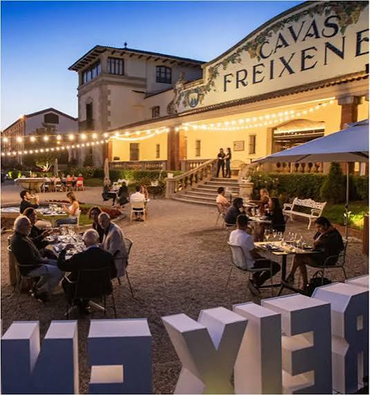 Cavas Freixenet: Visita Guiada a la Bodega + Brunch 